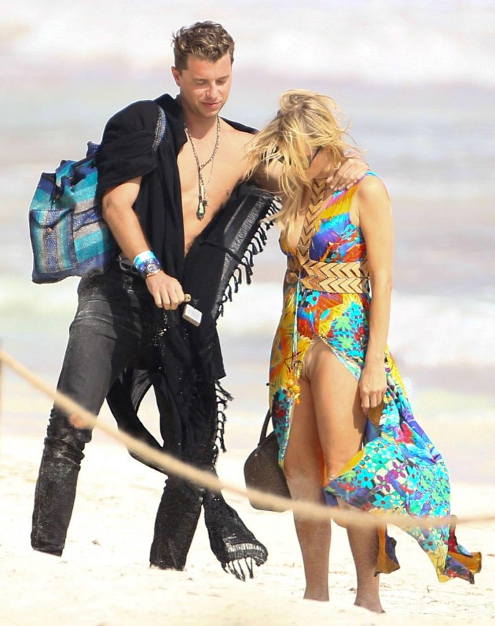 Paris Hilton flashes ass and vagina on the beach with an unidentified man in Tulum