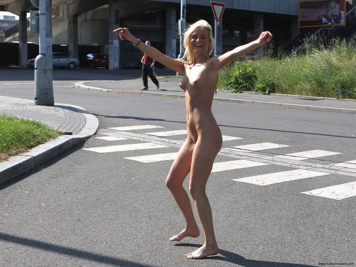 Naked Girls in Public Places & Outdoor