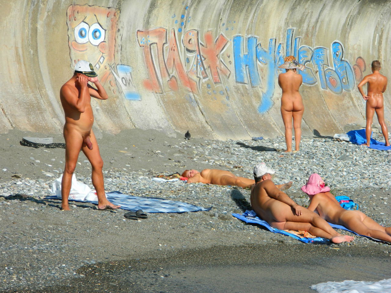 купаются голыми на общественном пляже фото 106