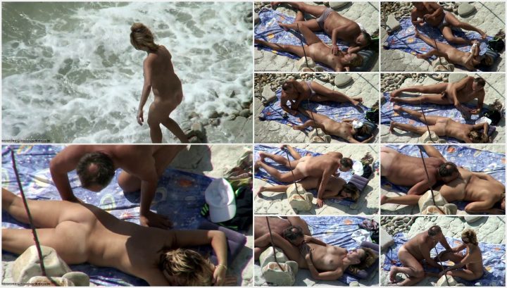 Nudist love to fuck on the beach